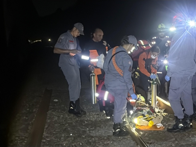 Rapaz fica gravemente ferido após pular de trem em movimento no bairro Pimenta
