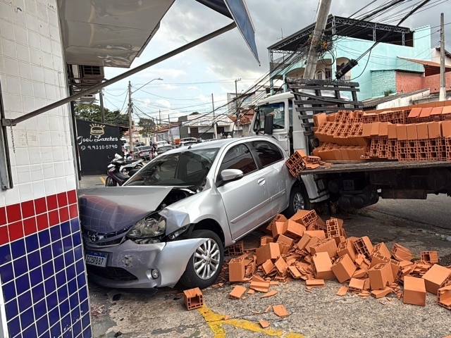 Caminhão perde freio e atinge carro e poste na Ary Barnabé