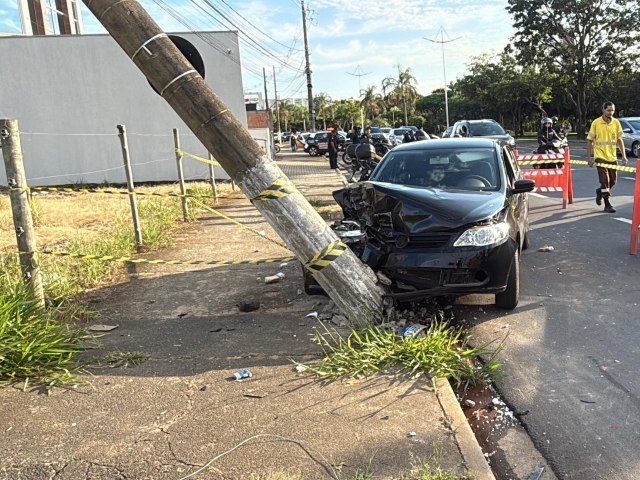 Motorista fica ferido após colidir contra poste na Avenida Fábio Roberto Barnabé