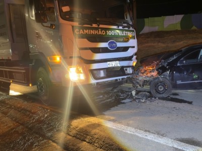 Colisão frontal deixa motorista ferida na Rodovia Santos Dumont, em Salto