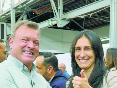 Prefeito Tato Bicudo garante motoniveladora junto ao Governo