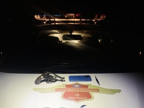 Dupla é presa com moto roubada e arma na Anhanguera