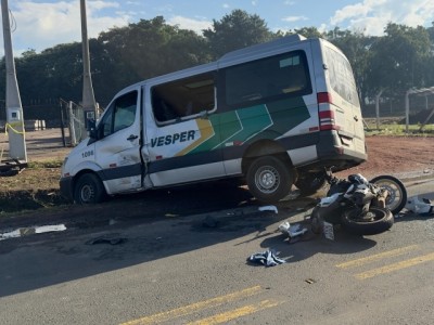 Motociclista fica em estado grave após colisão com van em Indaiatuba