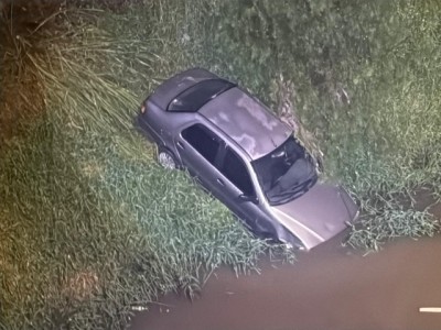 Carro cai no córrego Barnabé no Jardim Morada do Sol