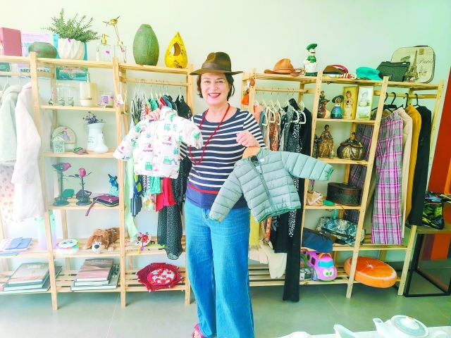 Entre os itens disponíveis no bazar estão peças de roupas infantis