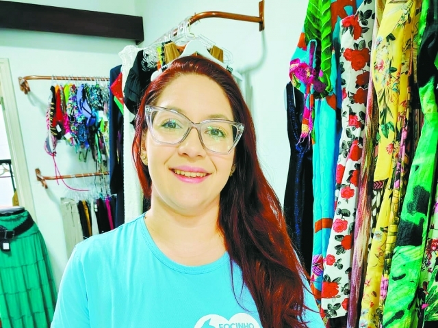 Larissa Bolanho, pres. Focinho Amigo no novo bazar da Ong
