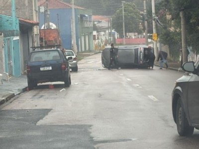 Capotamento deixa motorista ferida em Indaiatuba