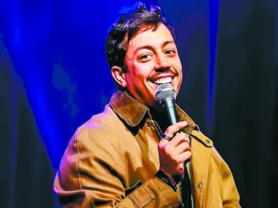 Humorista Renato Albani se apresenta sábado no CIAEI