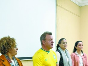 Elias Fausto realiza pagamento da primeira parcela do 13o salário 