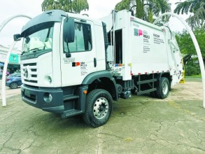 Elias Fausto recebe novo caminhão compactador do Governo do Estado 
