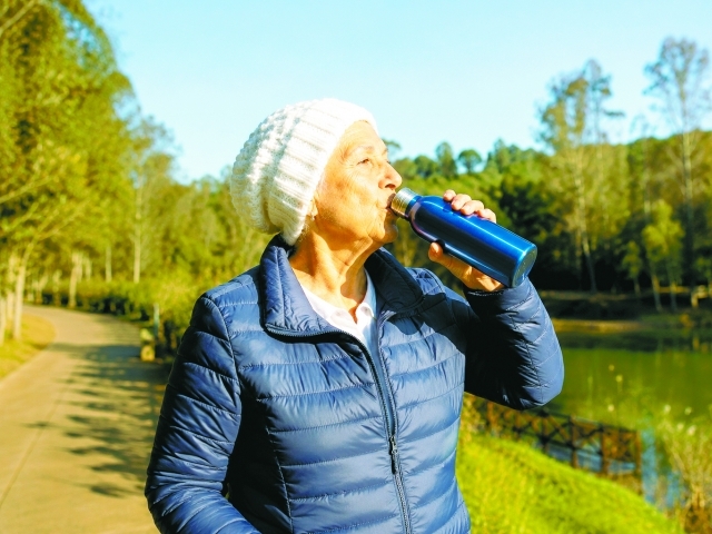 Melhor remédio é beber água, sopas, chás e praticar exercícios físicos