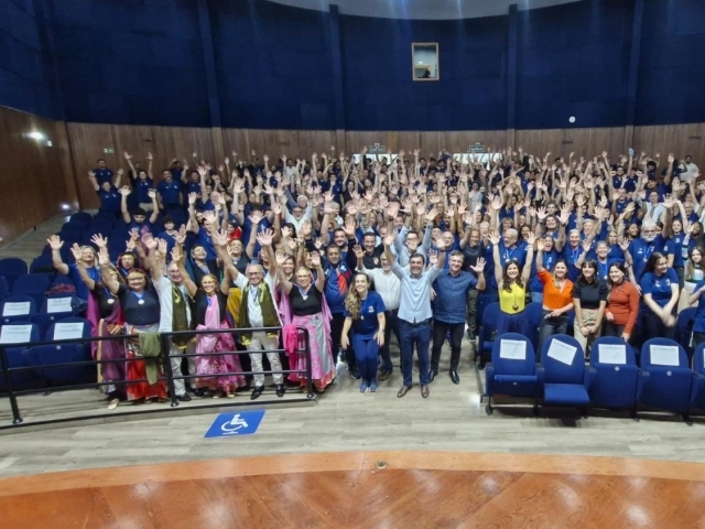Atletas, coordenadores, professores e autoridades reunidos no Auditório da Prefeitura de Indaiatuba