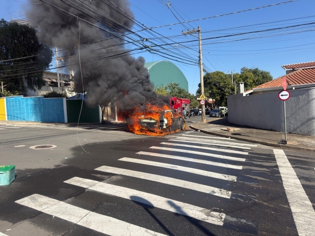Porsche é destruída por incêndio após pane elétrica em Indaiatuba