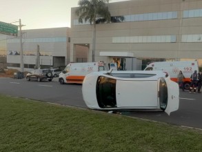 Carro tomba após colisão lateral em avenida de Indaiatuba