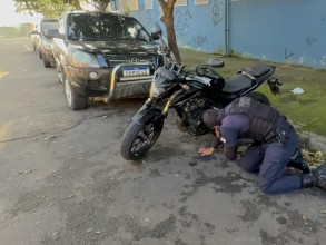 Criminosos invadem casas e furtam duas motocicletas no Parque Indaiá