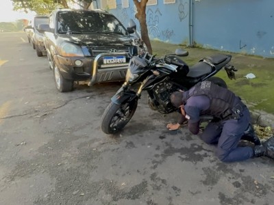 Criminosos invadem casas e furtam duas motocicletas no Parque Indaiá