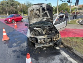 Picape fica parcialmente destruída após incêndio em Indaiatuba