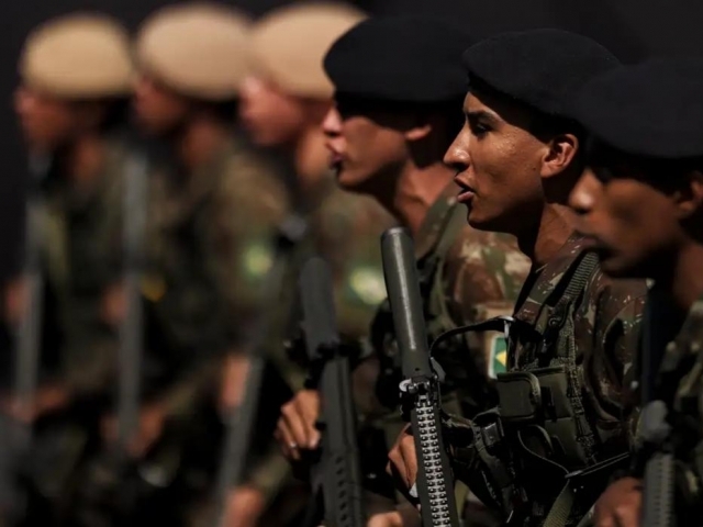 Homens posicionados com uniforme militar.