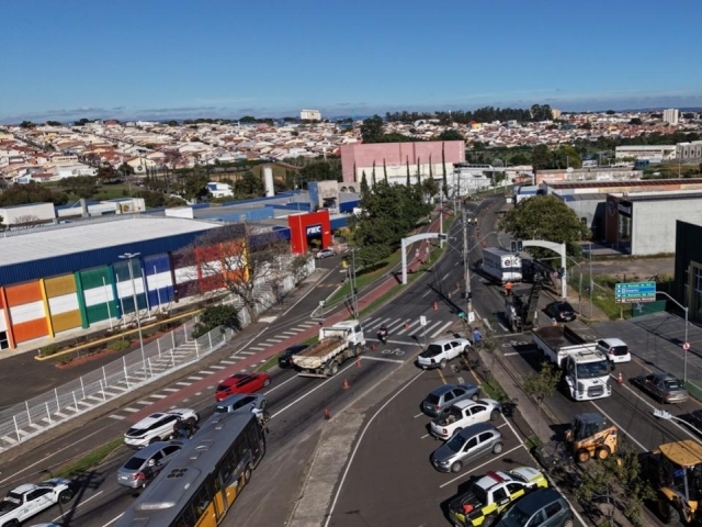 No total, trecho recebe 875 metros lineares de nova pavimentação, equivalente a 7,5 mil metros quadrados