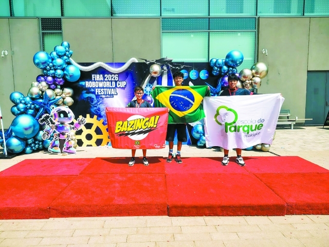O três alunos da equipe sucederam na missão com robôs autônomos