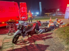 Duas mulheres ficam feridas em acidente entre moto e carro na marginal da SP-75, em Indaiatuba