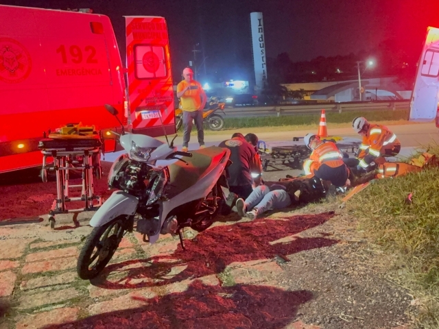 Duas mulheres ficam feridas em acidente entre moto e carro na marginal da SP-75, em Indaiatuba