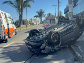 Creta capota após engavetamento e deixa três feridos em Indaiatuba