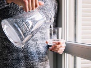 Esqueceu de beber água? Dermatologista explica como a baixa hidratação pode aparecer na pele 