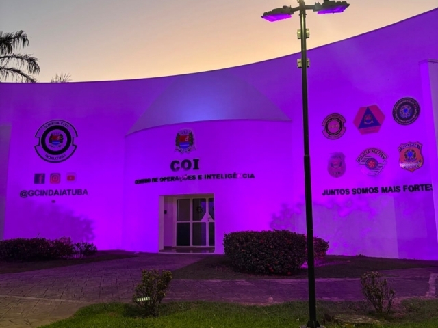 Prédio do Centro de Operações e Inteligência da Guarda Civil iluminado em incentivo à conscientização