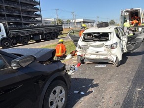 Engavetamento envolvendo três veículos deixa duas pessoas feridas na Rodovia Santos Dumont
