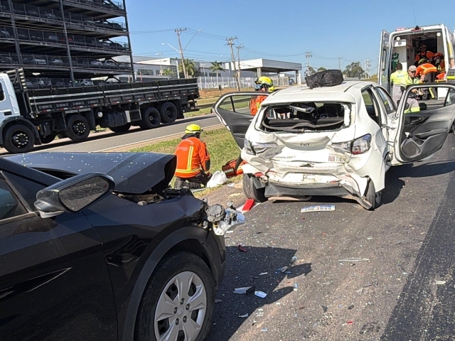 Engavetamento envolvendo três veículos deixa duas pessoas feridas na Rodovia Santos Dumont