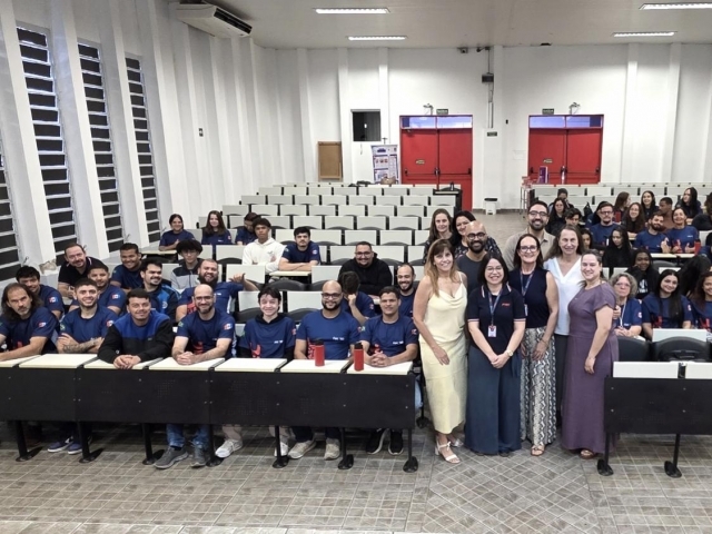 Foto dos estudantes da Fiec sentados no auditório durante a palestra de abertura do Programa Aluno Saudável.