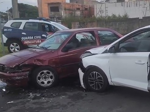 Logus cruza preferencial e é atingido por HB20 em Indaiatuba