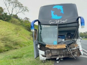 Acidente entre caminhão, ônibus e carro deixa cinco feridos na Bandeirantes