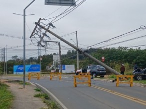 Motorista de aplicativo e três passageiros ficam feridos após carro bater em poste em Salto