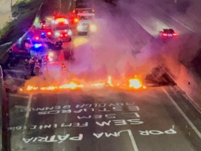 Pneu é incendiado na Santos Dumont e colisão entre motos deixa dois feridos
