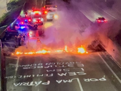 Pneu é incendiado na Santos Dumont e colisão entre motos deixa dois feridos