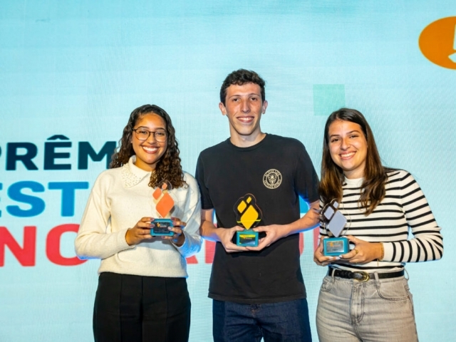 Foto dos vencedores da 1ª edição do Prêmio Estagiário Inovador de 2025: da esquerda para a direita, em 3º lugar, Nicolly Laudenzack, com o trabalho 