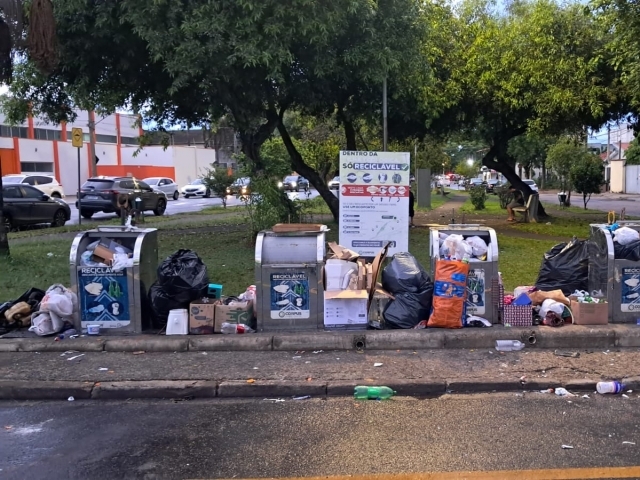 Entre  os materiais há  caixas de papelão, sacos, embalagens, garrafas e outros materiais