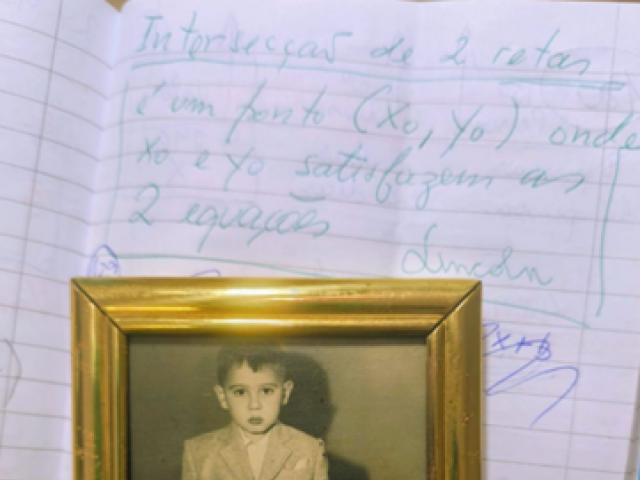 Notas de aula e foto do Lincoln quando criança 