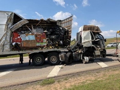 Acidente entre caminhões causa congestionamento na Rodovia Santos Dumont, em Campinas