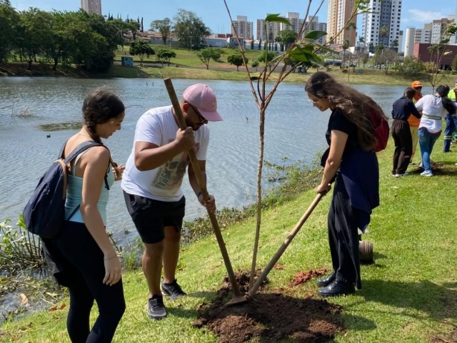 Plantio contou com a participação de alunos da Fatec, que também realizaram coleta de microlixo