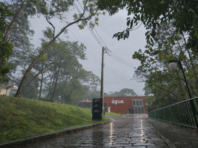 Cada milímetro de chuva corresponde a um litro de água por metro quadrado.