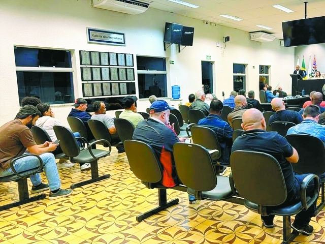 Entre os principais apontamentos estão um cheque de mais de R$ 61 mil para pessoa não contratada