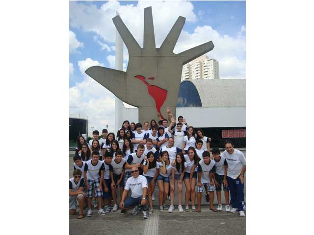 Alunos dos 9ºs anos do Ensino Fundamental II do Colégio Objetivo no Memorial da América Latina